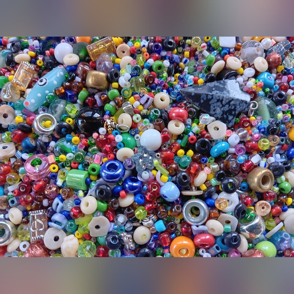 1 POUND Mixed Beads & Charms Random Assortment Craft Soup Confetti DIY Jewelry - Picture 4 of 8